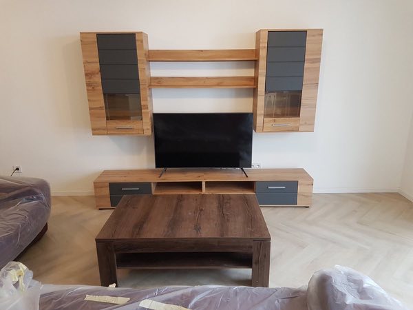 Zmontovaná obývacia zostava s TV stolíkom a konferenčným stolíkom