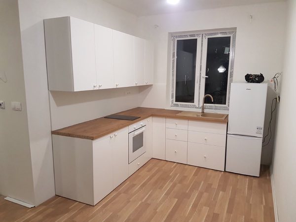 Zmontovaná biela kuchynská linka s chladničkou a vstavanou rúrou
