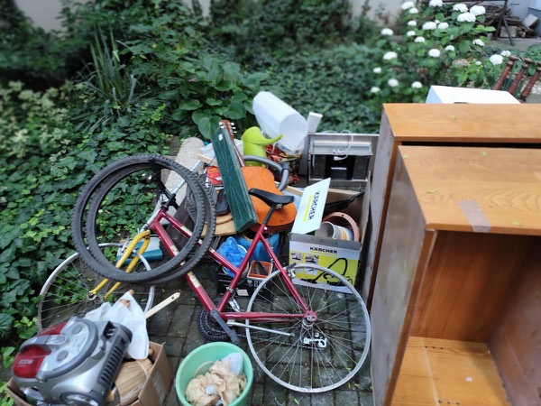 Vypratávanie dvora — bicykel, vysávač a staré veci pripravené na odvoz
