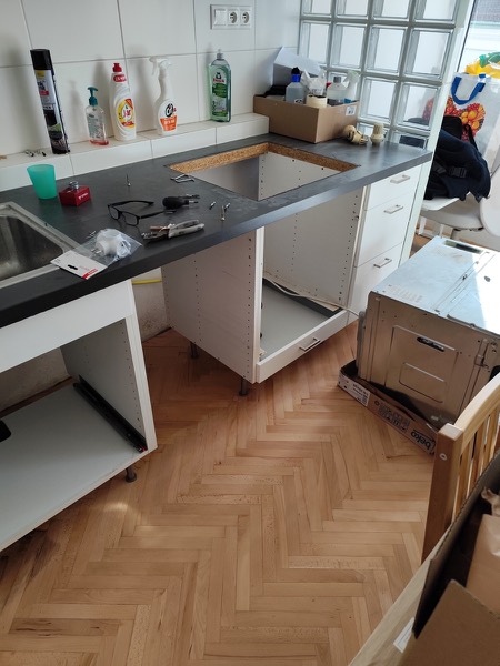 Montáž kuchynskej linky — pracovná doska, drez a vstavaná umývačka