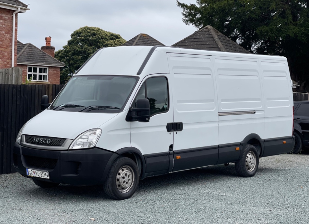 Skriňové vozidlo IVECO Daily s ložnou plochou 16 m3