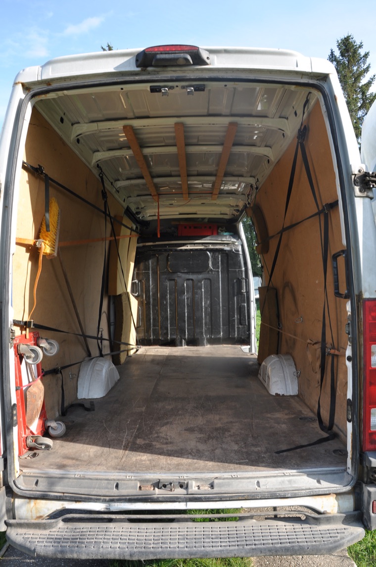 Otvorené zadné dvere a prázdny ložný priestor dodávky IVECO Daily ARAYA